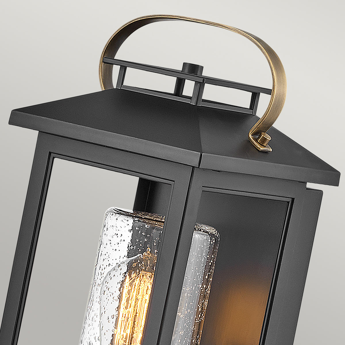 Atwater 35cm Svart utelampa från Elstead Lighting - Med IP44-klassning &auml;r Atwater skyddad mot fukt och v&auml;derp&aring;verkan, vilket g&ouml;r den till en elegant och l&aring;ngvarig l&ouml;sning f&ouml;r entr&eacute;er, uteplatser och tr&auml;dg&aring;rdsmilj&ouml;er.