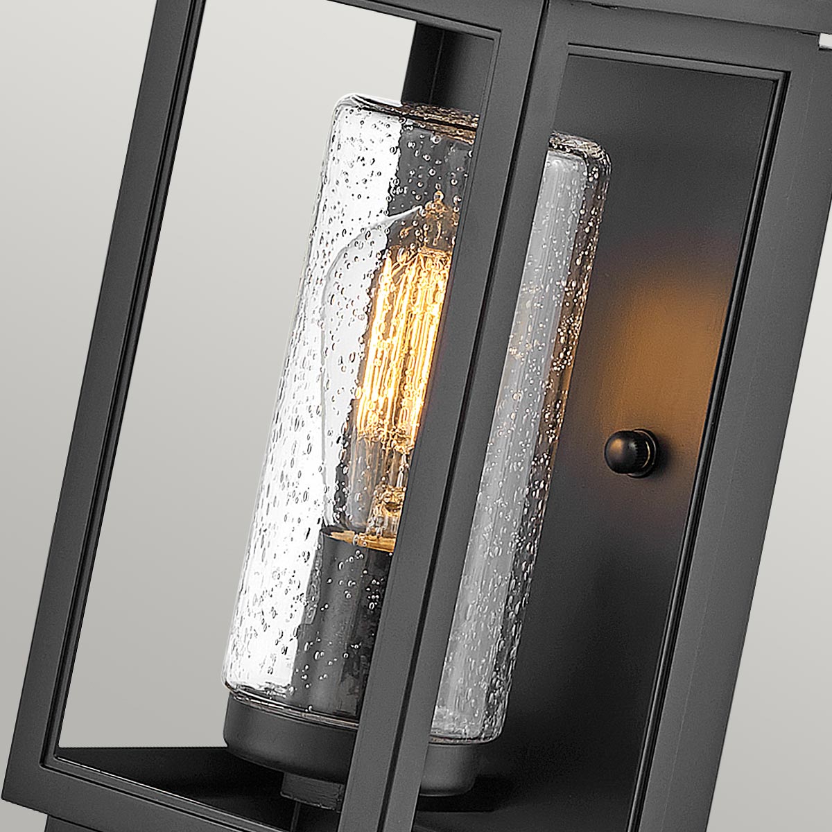 Atwater 35cm Svart utelampa från Elstead Lighting - Med IP44-klassning &auml;r Atwater skyddad mot fukt och v&auml;derp&aring;verkan, vilket g&ouml;r den till en elegant och l&aring;ngvarig l&ouml;sning f&ouml;r entr&eacute;er, uteplatser och tr&auml;dg&aring;rdsmilj&ouml;er.