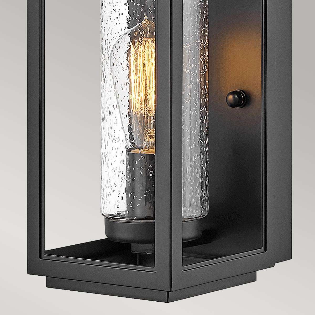Atwater 35cm Svart utelampa från Elstead Lighting - Med IP44-klassning &auml;r Atwater skyddad mot fukt och v&auml;derp&aring;verkan, vilket g&ouml;r den till en elegant och l&aring;ngvarig l&ouml;sning f&ouml;r entr&eacute;er, uteplatser och tr&auml;dg&aring;rdsmilj&ouml;er.