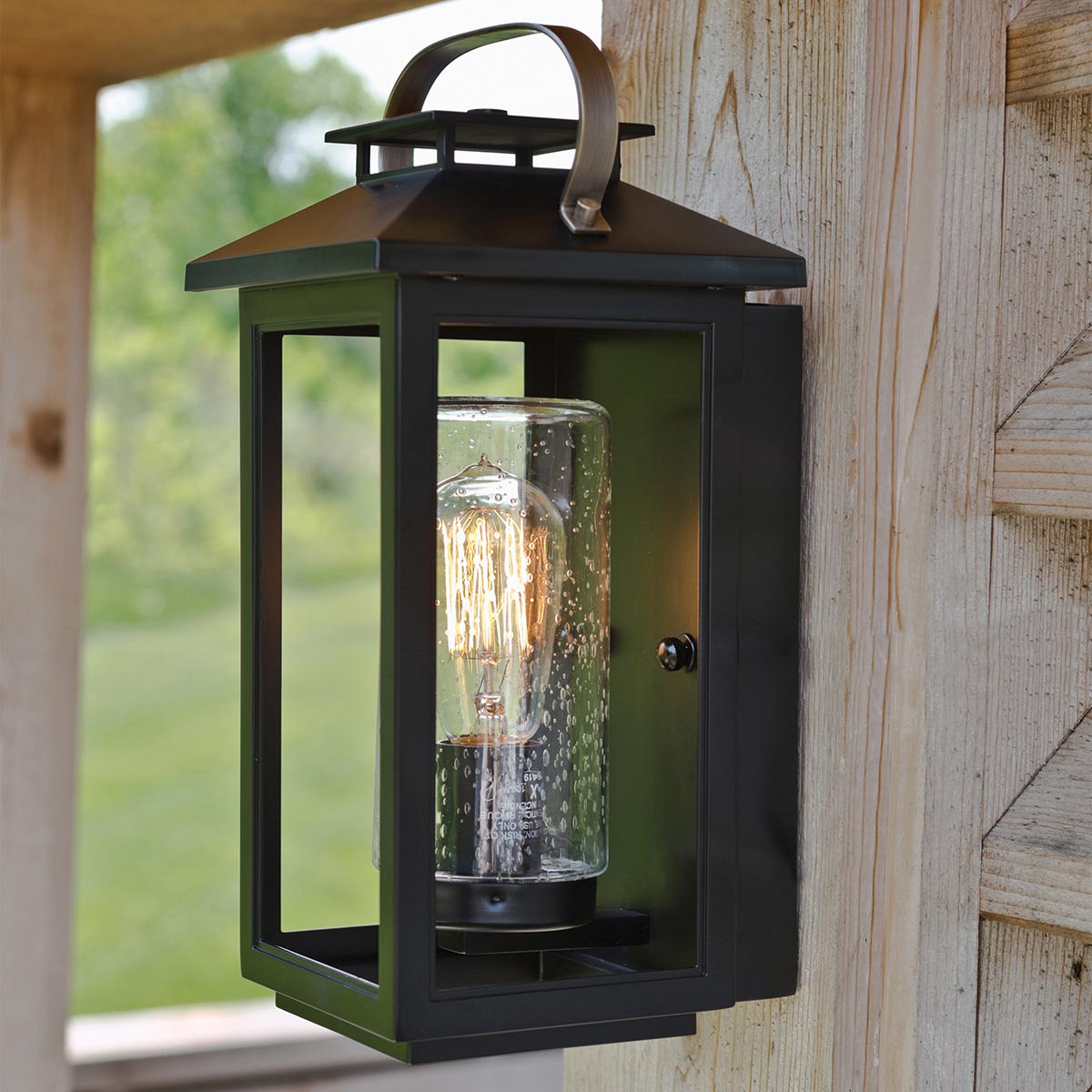 Atwater 35cm Svart utelampa från Elstead Lighting - Med IP44-klassning &auml;r Atwater skyddad mot fukt och v&auml;derp&aring;verkan, vilket g&ouml;r den till en elegant och l&aring;ngvarig l&ouml;sning f&ouml;r entr&eacute;er, uteplatser och tr&auml;dg&aring;rdsmilj&ouml;er.