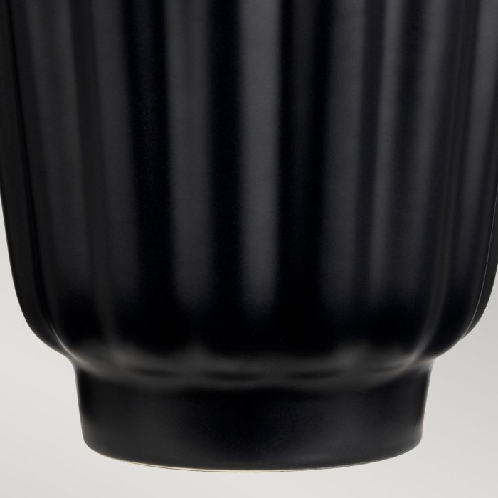 Bexley 56cm Svart bordslampa från Elstead Lighting - Den levereras med en avsmalnande lampsk&auml;rm i svart konstsilke med en m&auml;ssingf&auml;rgad insida, handgjord i Storbritannien.