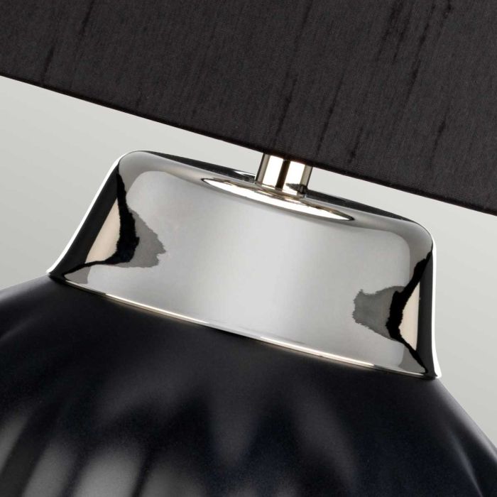 Bexley 56cm Svart bordslampa från Elstead Lighting - Den levereras med en avsmalnande lampsk&auml;rm i svart konstsilke med en silverlaminerad insida, handgjord i Storbritannien.