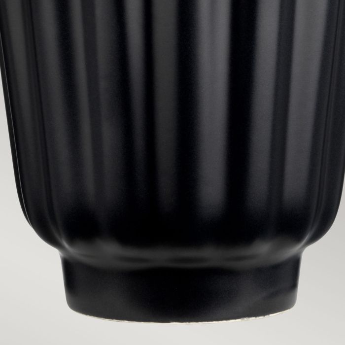 Bexley 56cm Svart bordslampa från Elstead Lighting - Den levereras med en avsmalnande lampsk&auml;rm i svart konstsilke med en silverlaminerad insida, handgjord i Storbritannien.