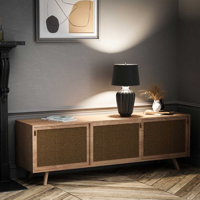 Bexley 56cm Svart bordslampa från Elstead Lighting - Den levereras med en avsmalnande lampsk&auml;rm i svart konstsilke med en silverlaminerad insida, handgjord i Storbritannien.