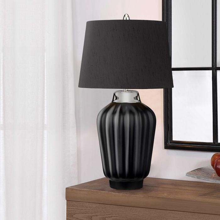 Bexley 56cm Svart bordslampa från Elstead Lighting - Den levereras med en avsmalnande lampsk&auml;rm i svart konstsilke med en silverlaminerad insida, handgjord i Storbritannien.