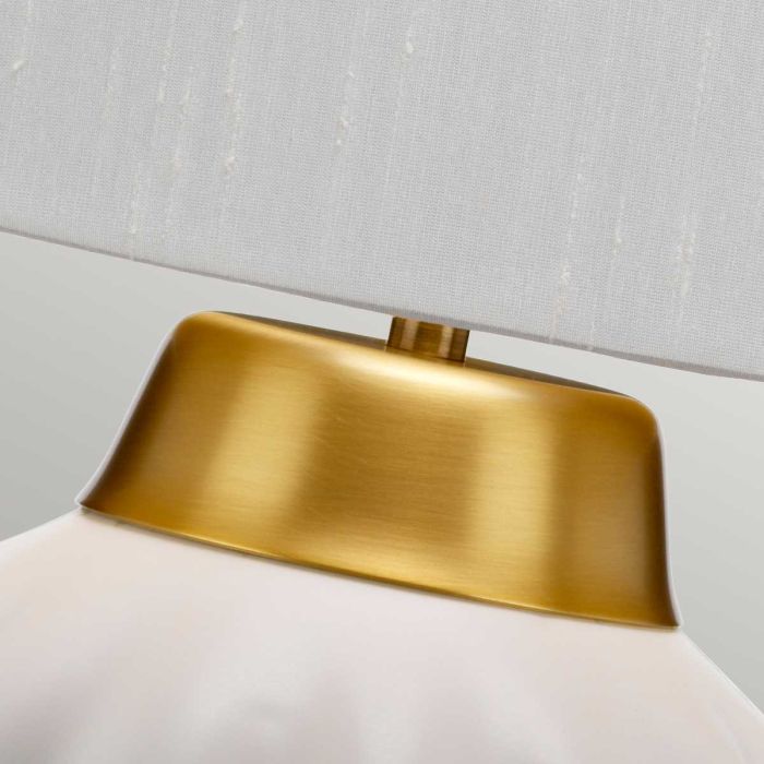 Bexley 56cm Vit bordslampa från Elstead Lighting - Den levereras med en avsmalnande lampsk&auml;rm i ljus elfenbensf&auml;rgad konstsilke med en m&auml;ssingf&auml;rgad insida, handgjord i Storbritannien.
