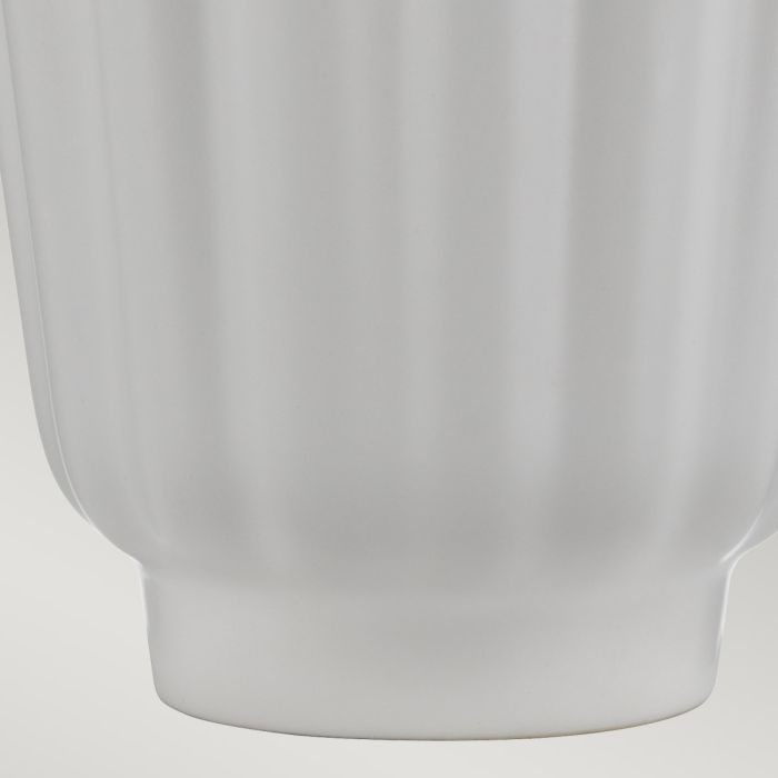 Bexley 56cm Vit bordslampa från Elstead Lighting - Den levereras med en avsmalnande lampsk&auml;rm i ljus elfenbensf&auml;rgad konstsilke med en m&auml;ssingf&auml;rgad insida, handgjord i Storbritannien.