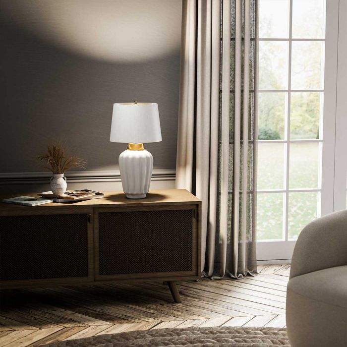 Bexley 56cm Vit bordslampa från Elstead Lighting - Den levereras med en avsmalnande lampsk&auml;rm i ljus elfenbensf&auml;rgad konstsilke med en m&auml;ssingf&auml;rgad insida, handgjord i Storbritannien.