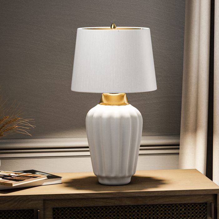 Bexley 56cm Vit bordslampa från Elstead Lighting - Den levereras med en avsmalnande lampsk&auml;rm i ljus elfenbensf&auml;rgad konstsilke med en m&auml;ssingf&auml;rgad insida, handgjord i Storbritannien.