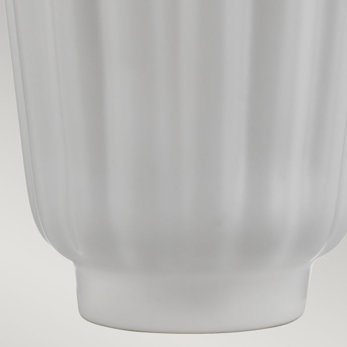 Bexley 56cm Vit bordslampa från Elstead Lighting - Den levereras med en avsmalnande lampsk&auml;rm i ljus elfenbensf&auml;rgad konstsilke med en silverlaminerad insida, handgjord i Storbritannien.