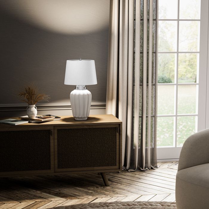 Bexley 56cm Vit bordslampa från Elstead Lighting - Den levereras med en avsmalnande lampsk&auml;rm i ljus elfenbensf&auml;rgad konstsilke med en silverlaminerad insida, handgjord i Storbritannien.