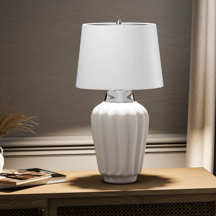 Bexley 56cm Vit bordslampa från Elstead Lighting - Den levereras med en avsmalnande lampsk&auml;rm i ljus elfenbensf&auml;rgad konstsilke med en silverlaminerad insida, handgjord i Storbritannien.