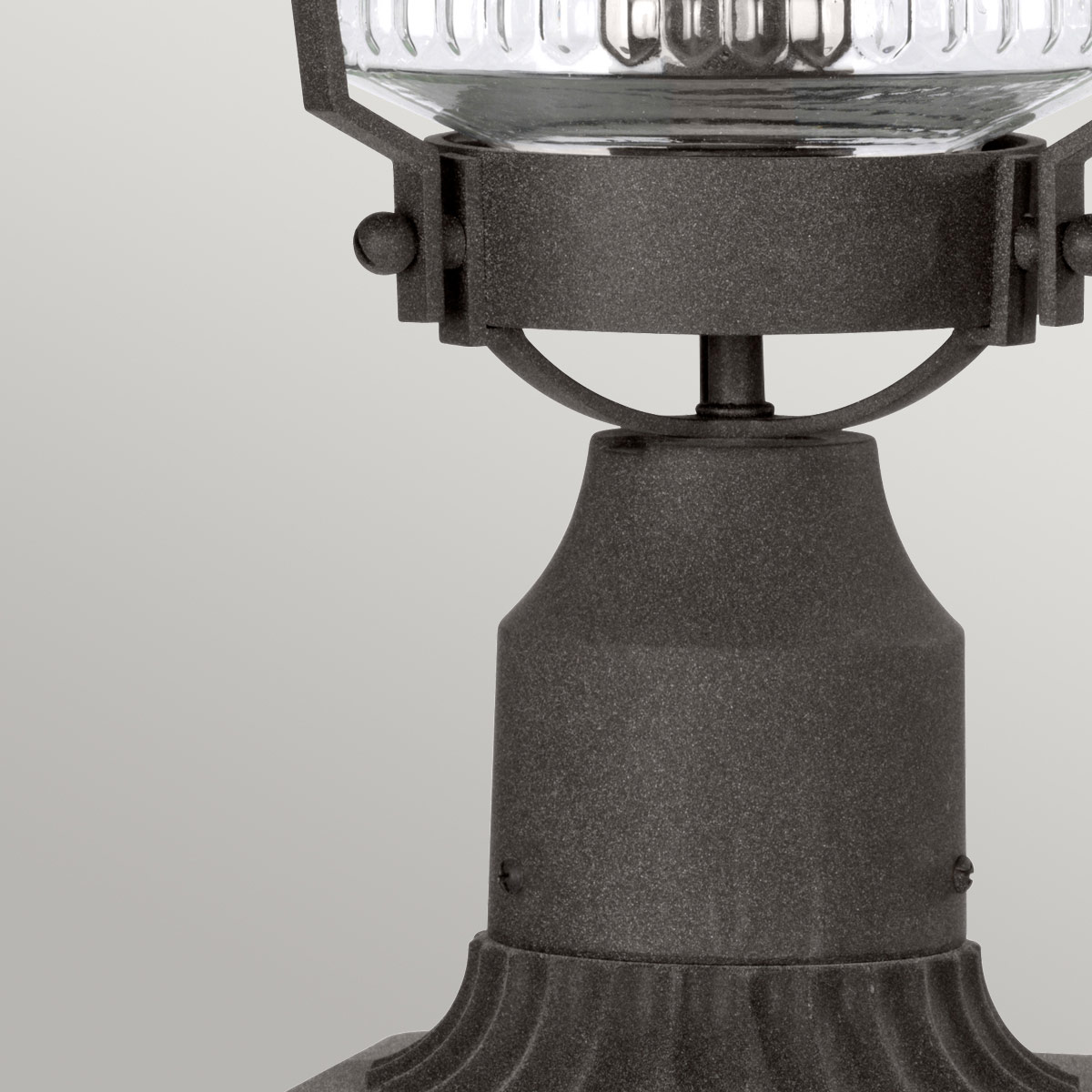 Chance Harbor 50cm Zink från Elstead Lighting - Chance Harbor &auml;r en klassisk och robust portlykta med en design inspirerad av maritim stil.