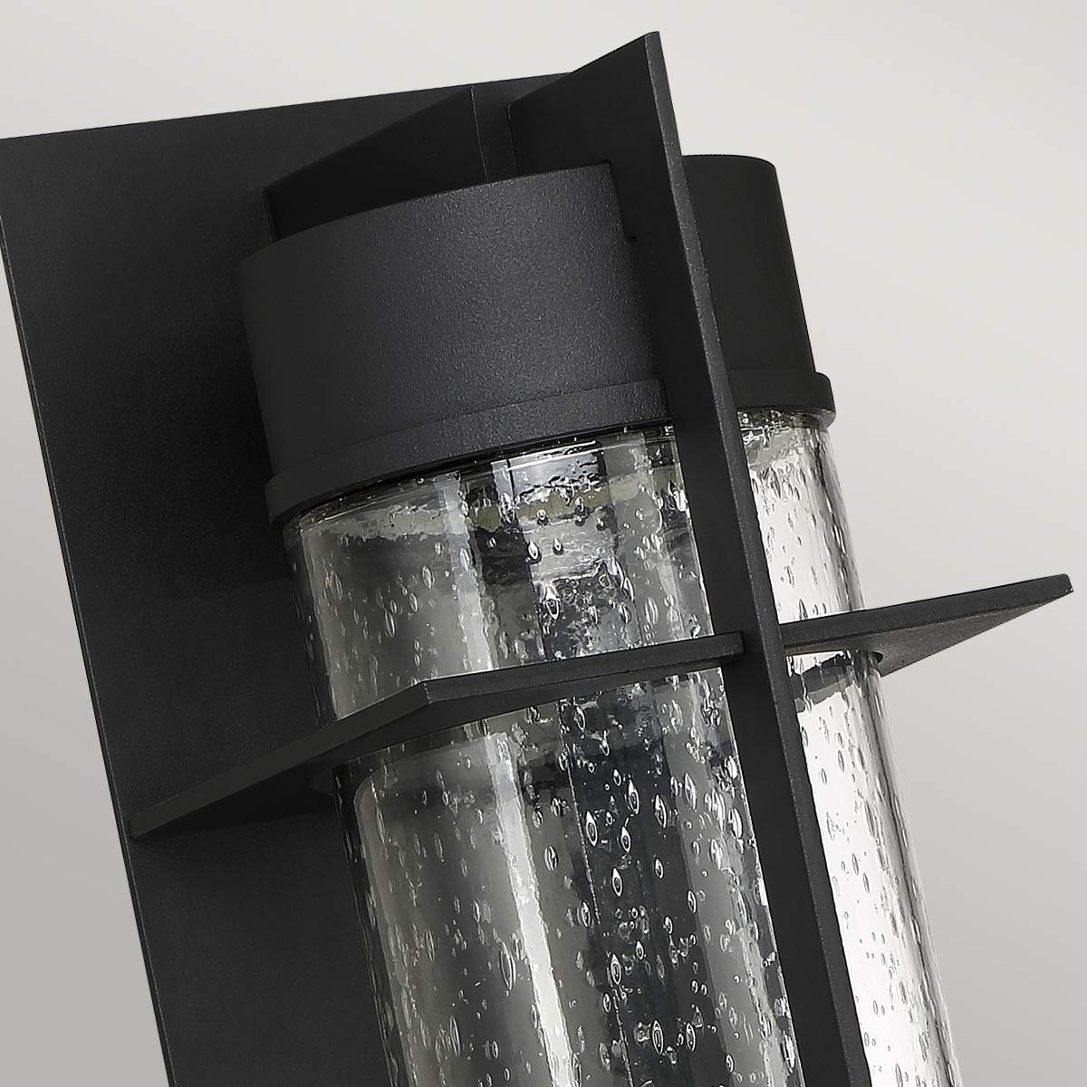 Eames 40cm Svart utelampa från Elstead Lighting - Eames &auml;r en modern och stilren fasadlampa med en industriell touch.