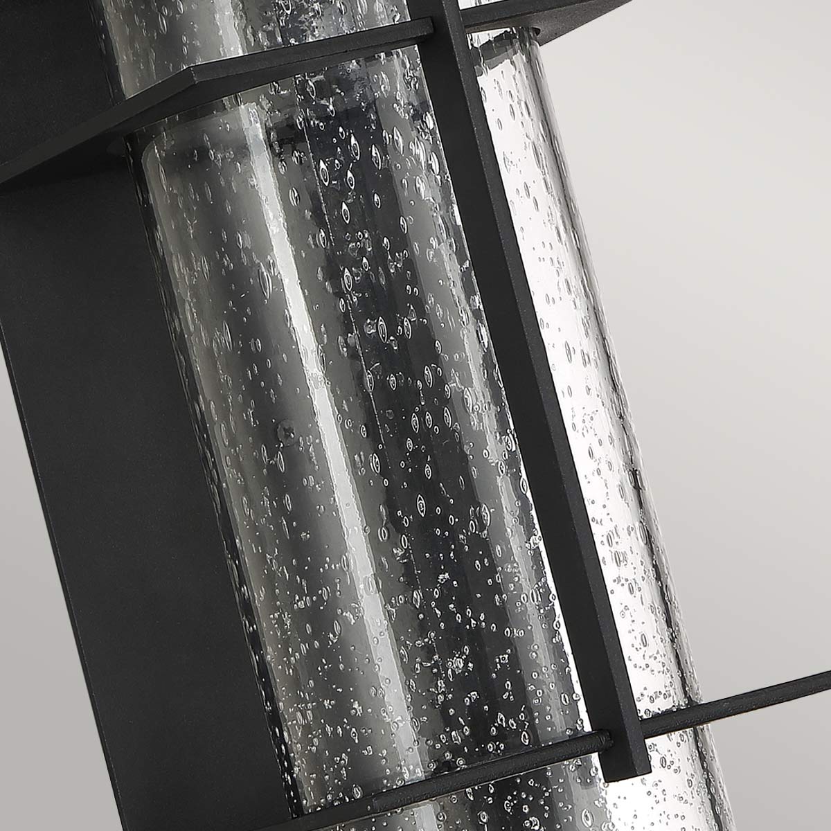 Eames 40cm Svart utelampa från Elstead Lighting - Eames &auml;r en modern och stilren fasadlampa med en industriell touch.