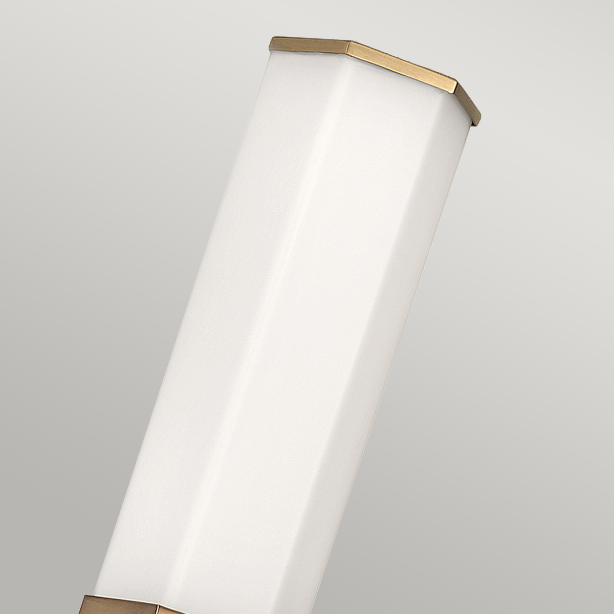 Facet 35cm Antikmässing badrumslampa från Elstead Lighting - Facet &auml;r en modern och stilren badrumslampa som kombinerar funktion och estetik.