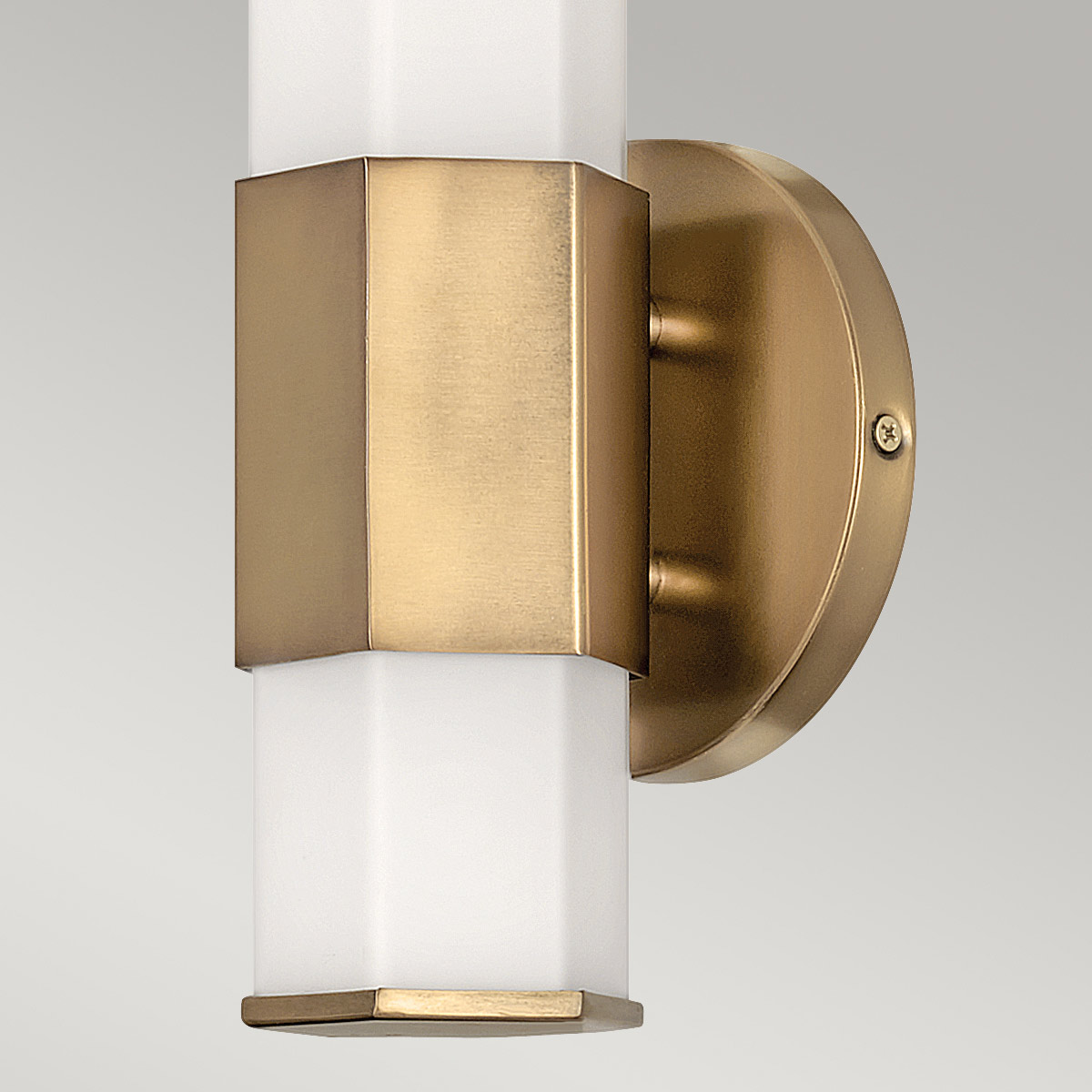 Facet 35cm Antikmässing badrumslampa från Elstead Lighting - Facet &auml;r en modern och stilren badrumslampa som kombinerar funktion och estetik.