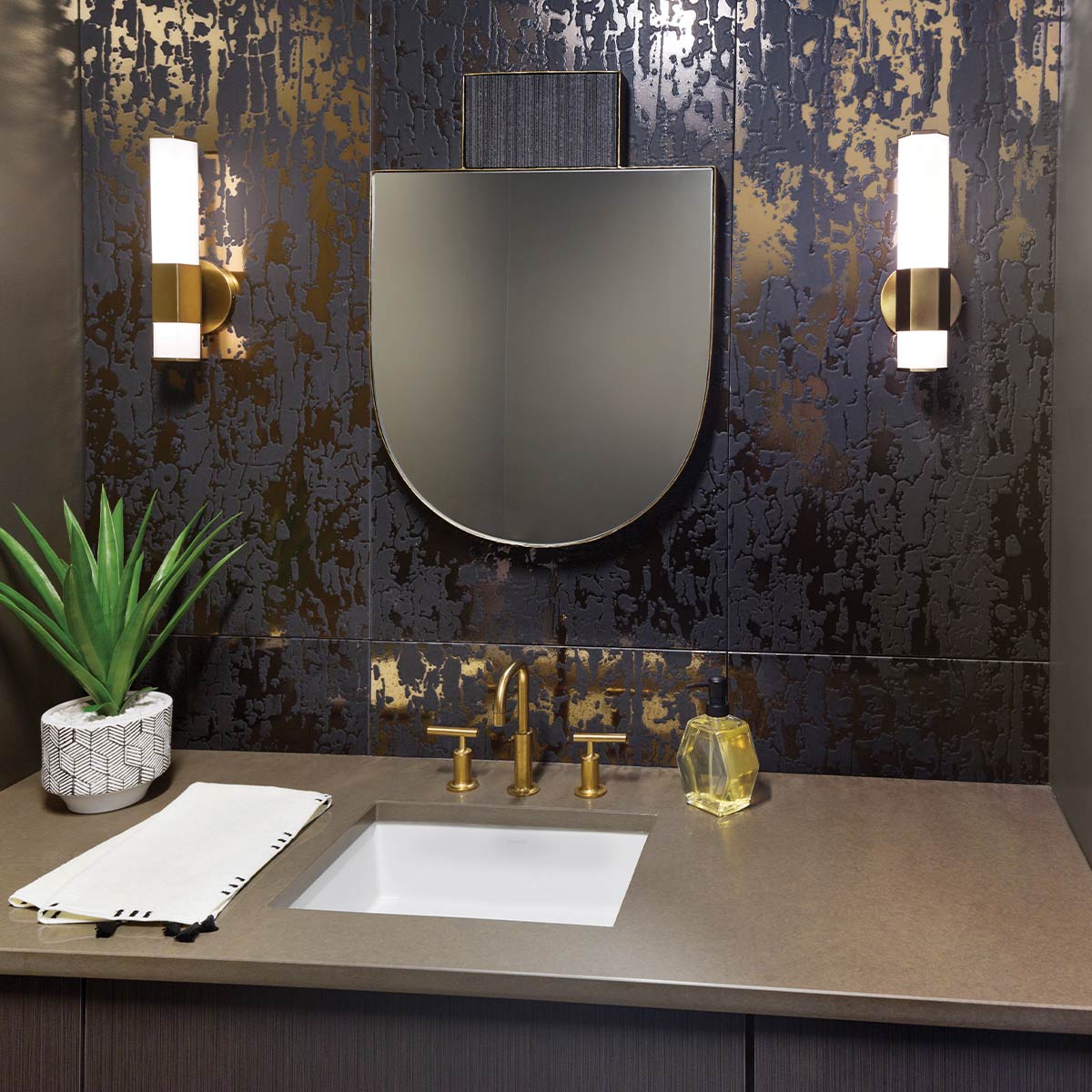 Facet 35cm Antikmässing badrumslampa från Elstead Lighting - Facet &auml;r en modern och stilren badrumslampa som kombinerar funktion och estetik.