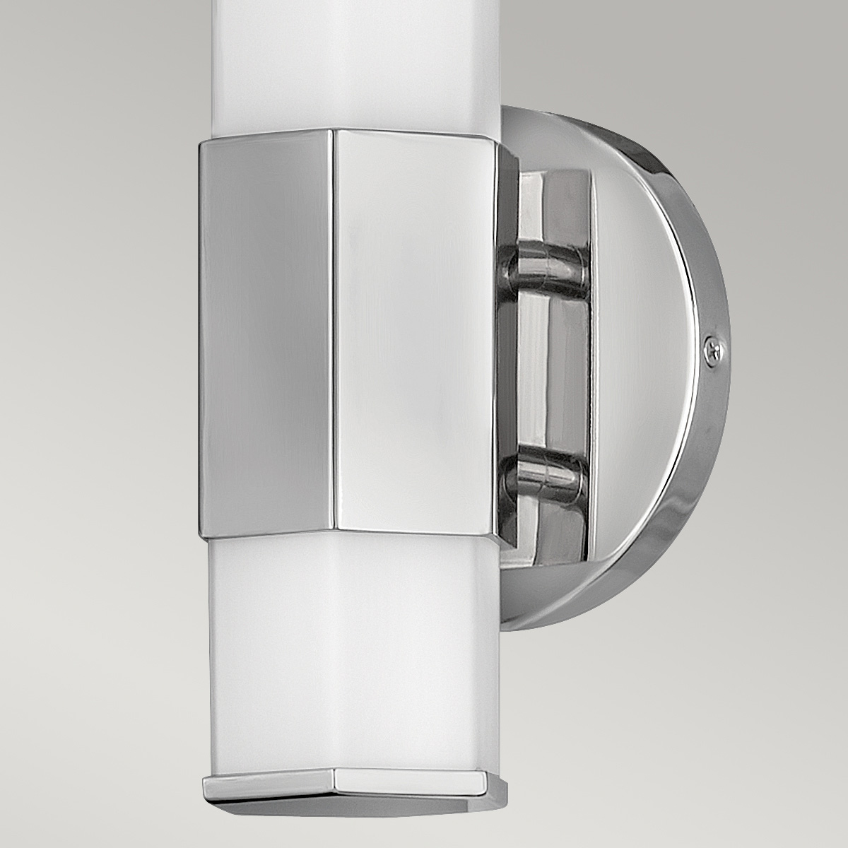 Facet 35cm Krom badrumslampa från Elstead Lighting - Facet &auml;r en modern och stilren badrumslampa som kombinerar funktion och estetik.