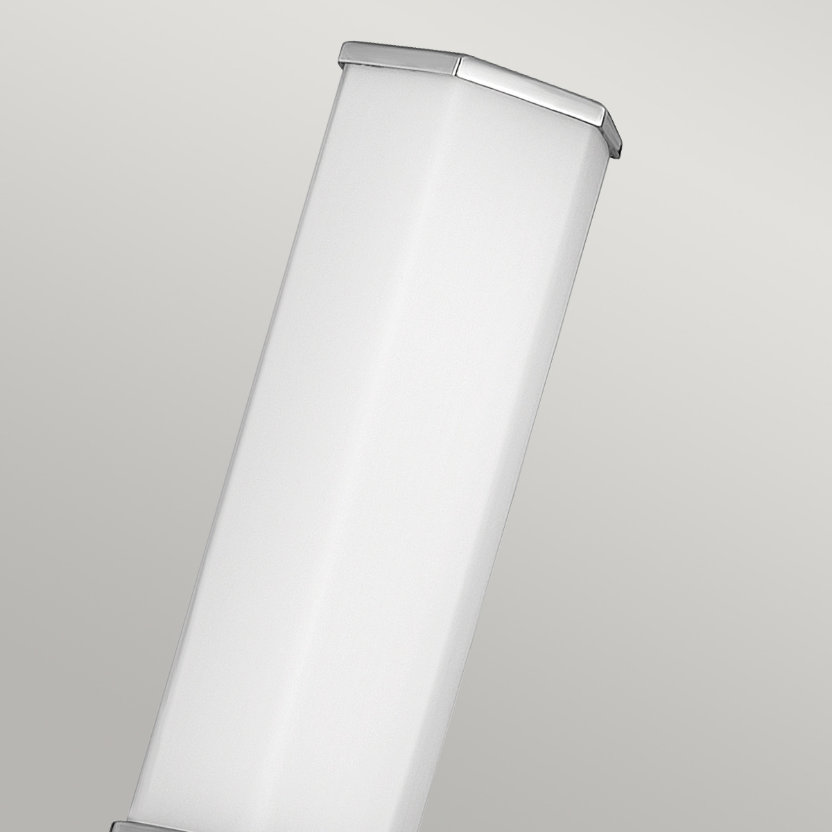 Facet 35cm Krom badrumslampa från Elstead Lighting - Facet &auml;r en modern och stilren badrumslampa som kombinerar funktion och estetik.