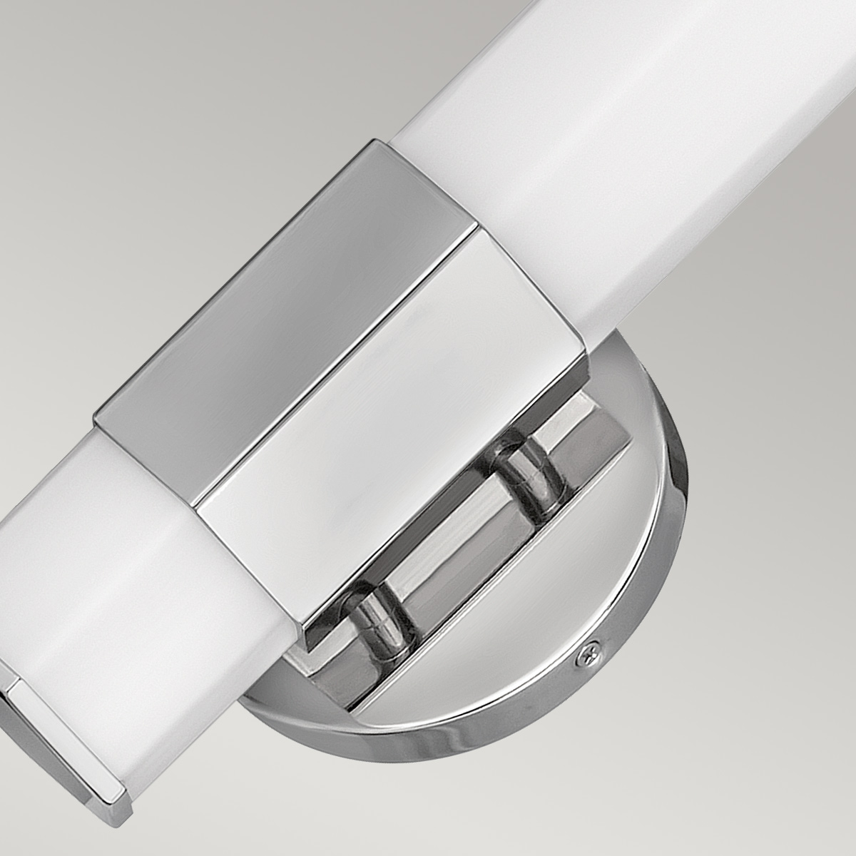 Facet 35cm Krom badrumslampa från Elstead Lighting - Facet &auml;r en modern och stilren badrumslampa som kombinerar funktion och estetik.