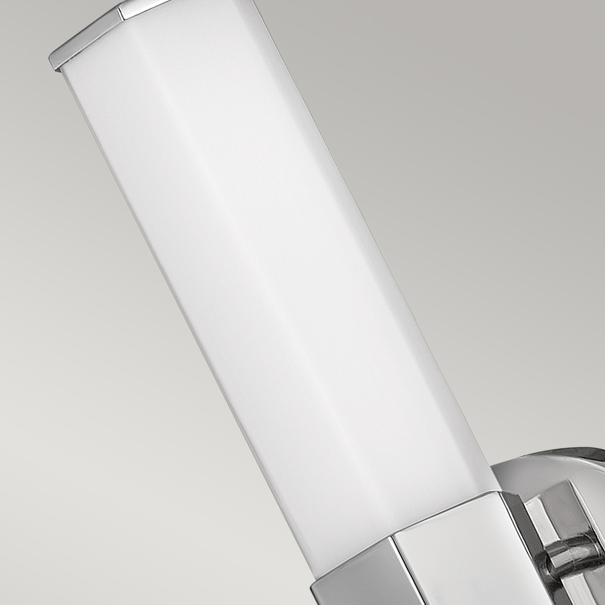 Facet 35cm Krom badrumslampa från Elstead Lighting - Facet &auml;r en modern och stilren badrumslampa som kombinerar funktion och estetik.