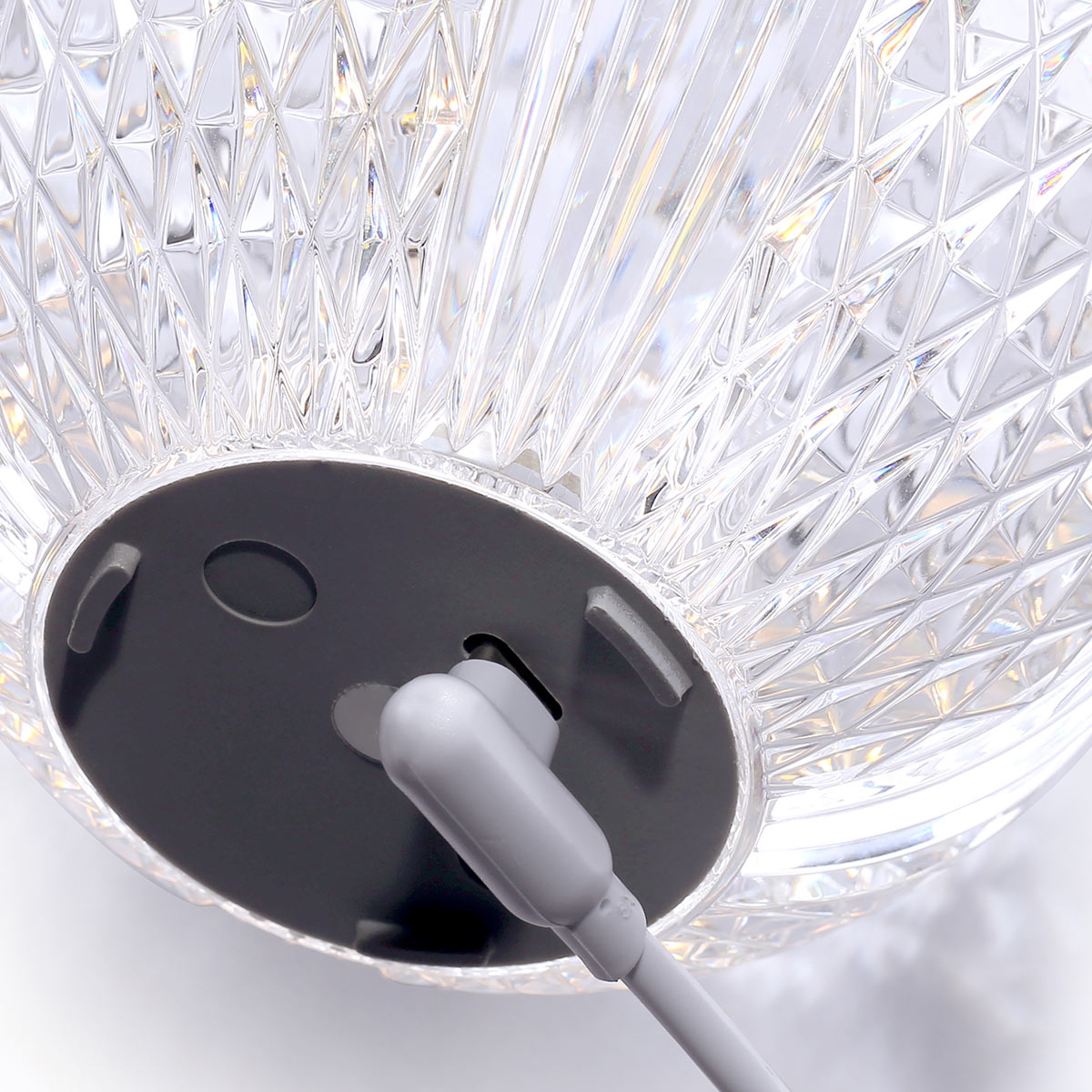 Marni 10cm Transparent portabel från Elstead Lighting - Marni &auml;r en elegant och uppladdningsbar bordslampa med en dekorativ design som kombinerar st&aring;l i naturlig m&auml;ssingfinish med transparent, m&ouml;nstrad akryl.