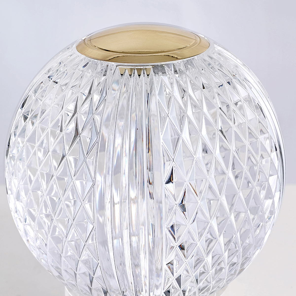 Marni 10cm Transparent portabel från Elstead Lighting - Marni &auml;r en elegant och uppladdningsbar bordslampa med en dekorativ design som kombinerar st&aring;l i naturlig m&auml;ssingfinish med transparent, m&ouml;nstrad akryl.