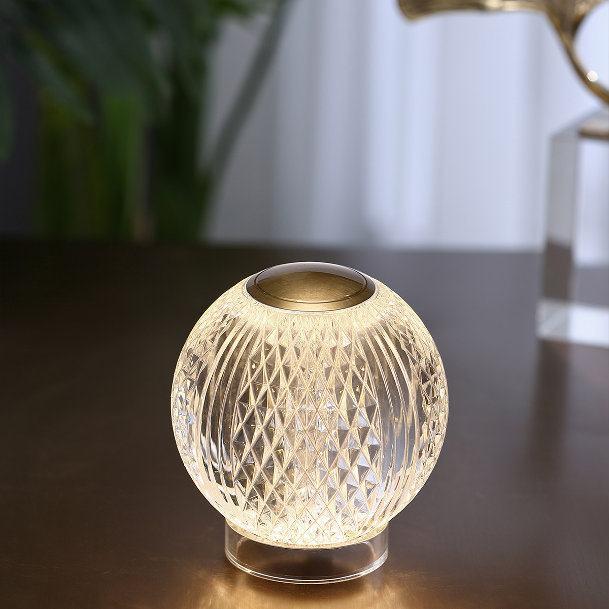 Marni 10cm Transparent portabel från Elstead Lighting - Marni &auml;r en elegant och uppladdningsbar bordslampa med en dekorativ design som kombinerar st&aring;l i naturlig m&auml;ssingfinish med transparent, m&ouml;nstrad akryl.