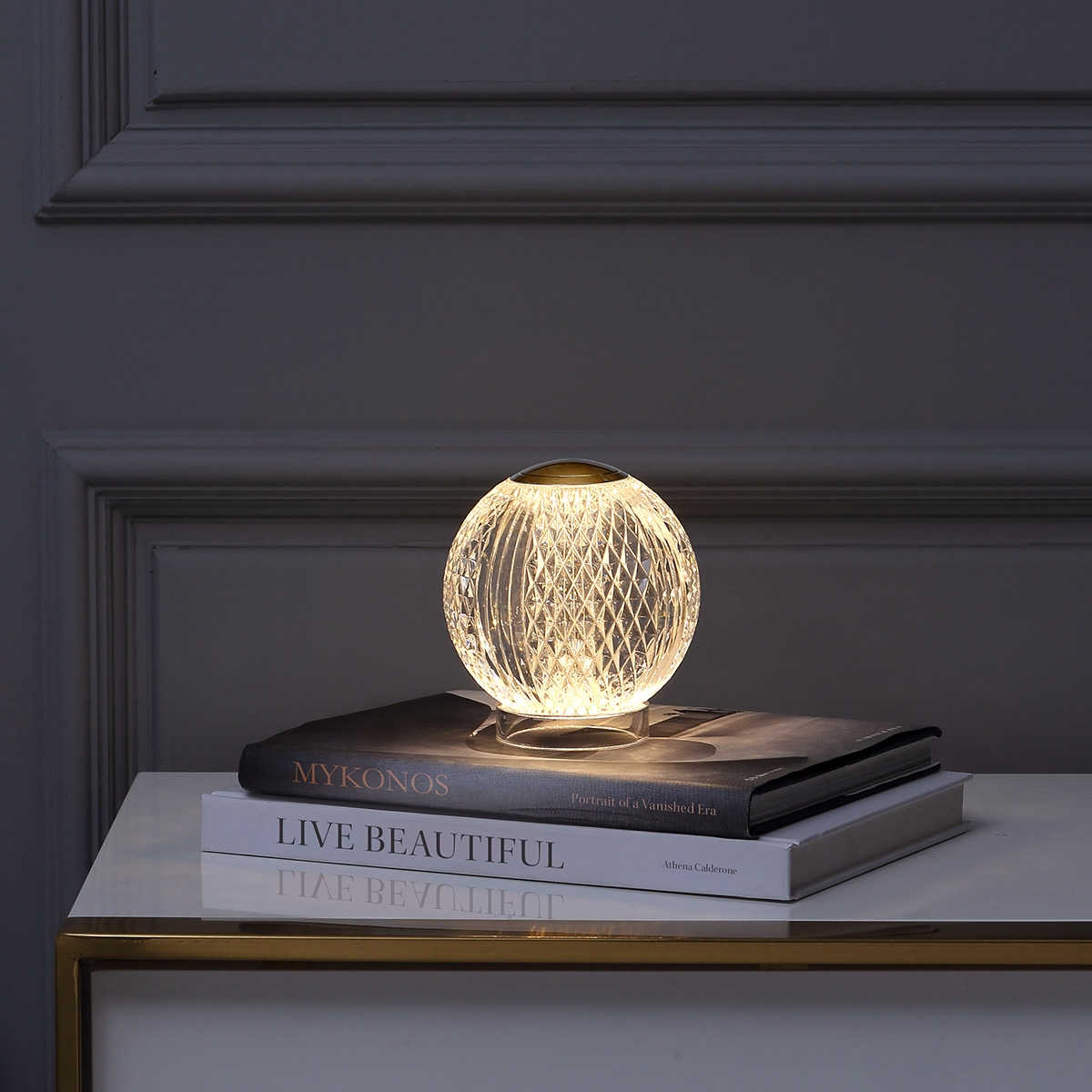 Marni 10cm Transparent portabel från Elstead Lighting - Marni &auml;r en elegant och uppladdningsbar bordslampa med en dekorativ design som kombinerar st&aring;l i naturlig m&auml;ssingfinish med transparent, m&ouml;nstrad akryl.