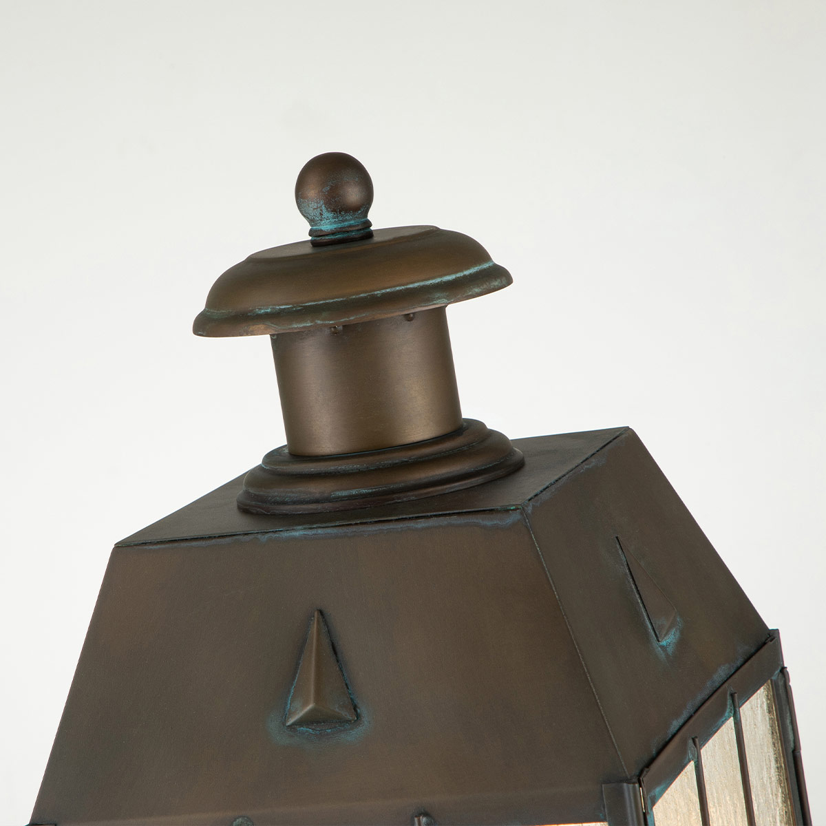 Nantucket 57cm Antikmässing från Elstead Lighting - Tillverkad av massiv m&auml;ssing och glas, erbjuder den en robust och elegant konstruktion som &aring;ldras vackert &ouml;ver tid.