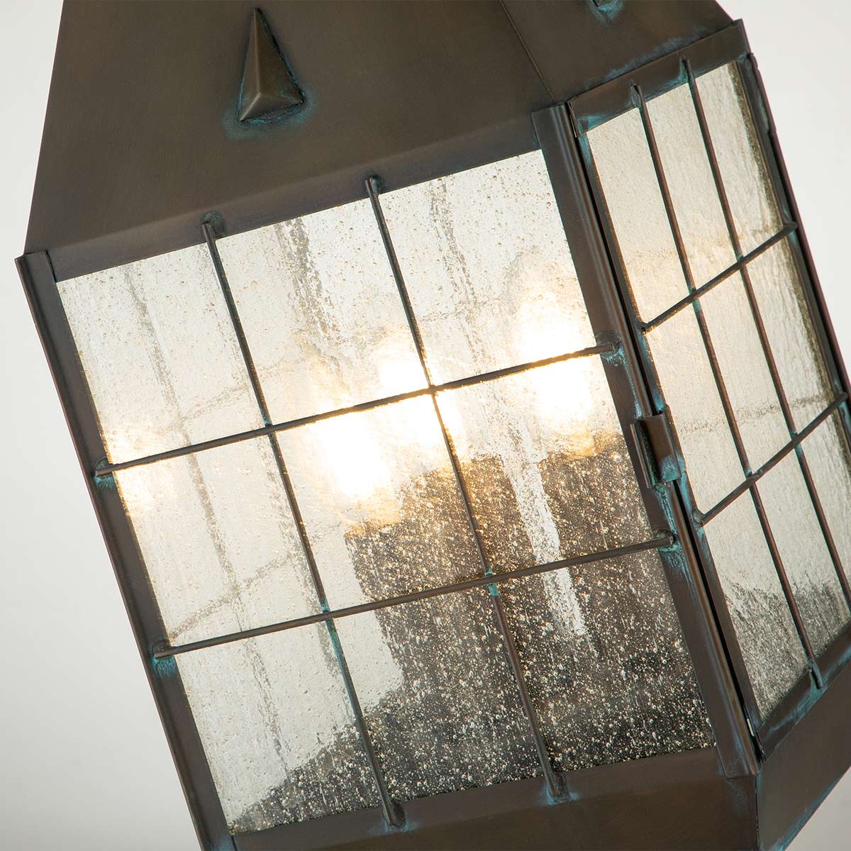 Nantucket 57cm Antikmässing från Elstead Lighting - Tillverkad av massiv m&auml;ssing och glas, erbjuder den en robust och elegant konstruktion som &aring;ldras vackert &ouml;ver tid.