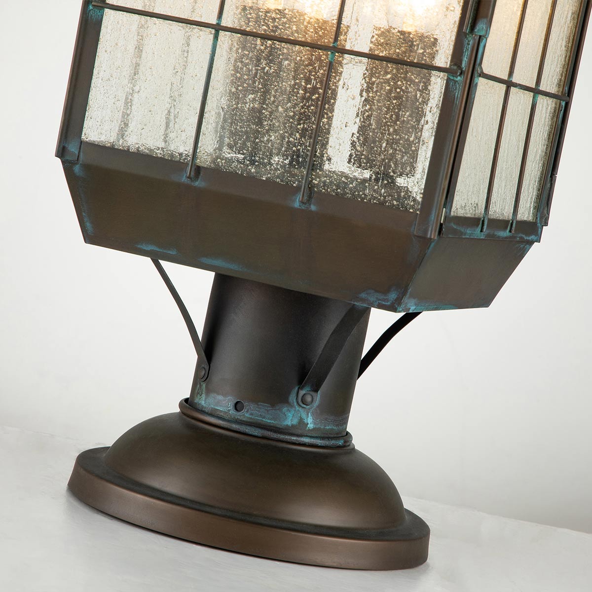 Nantucket 57cm Antikmässing från Elstead Lighting - Tillverkad av massiv m&auml;ssing och glas, erbjuder den en robust och elegant konstruktion som &aring;ldras vackert &ouml;ver tid.