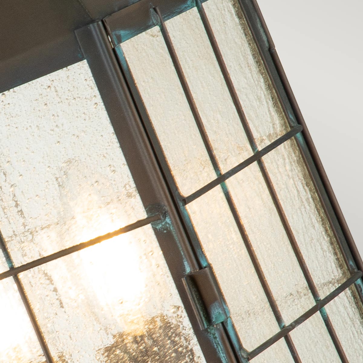 Nantucket 57cm Antikmässing från Elstead Lighting - Tillverkad av massiv m&auml;ssing och glas, erbjuder den en robust och elegant konstruktion som &aring;ldras vackert &ouml;ver tid.
