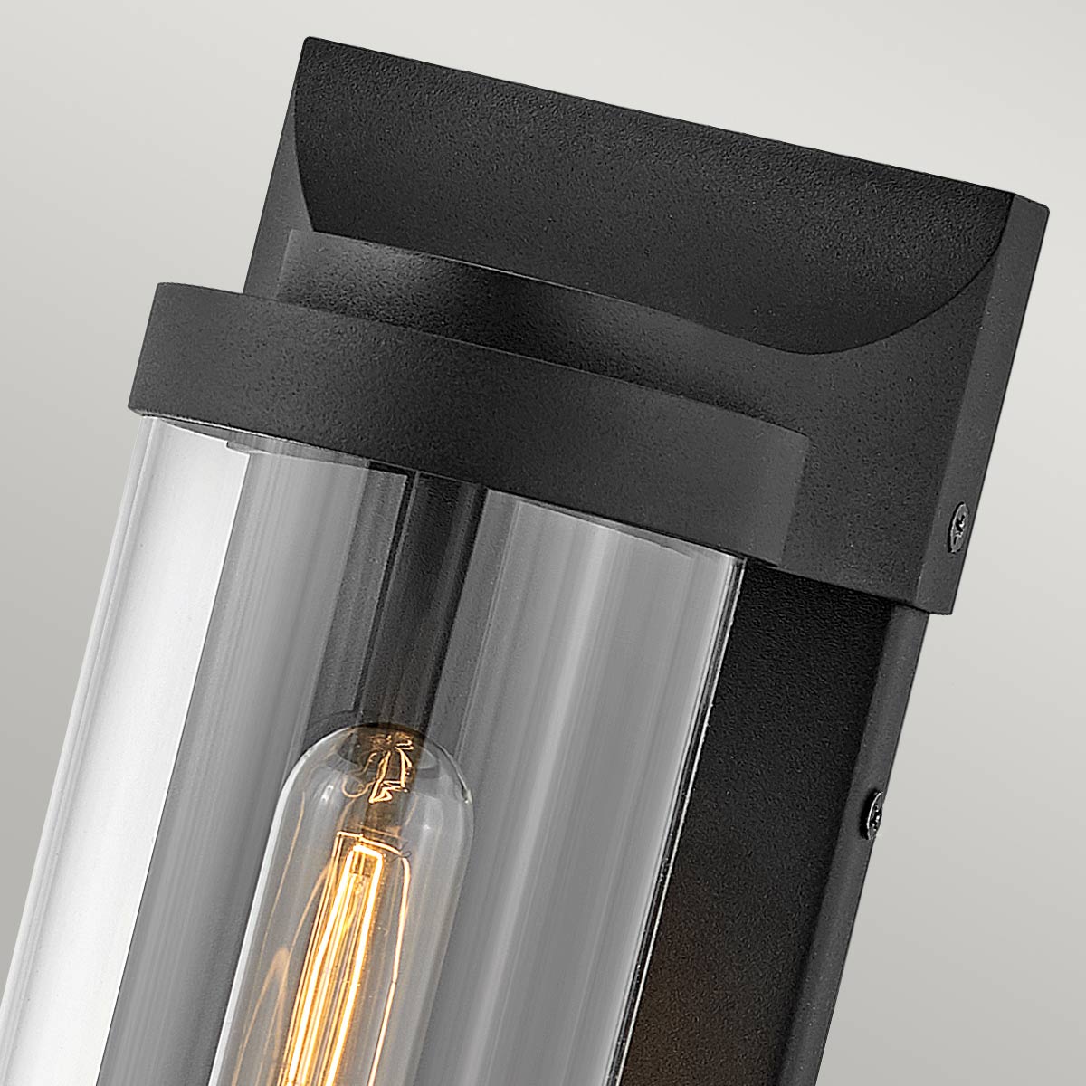 Pearson Svart utelampa från Elstead Lighting - Tillverkad av aluminium, m&auml;ssing och glas, erbjuder den en robust och h&ouml;gkvalitativ konstruktion med en vacker texturerad svart finish.