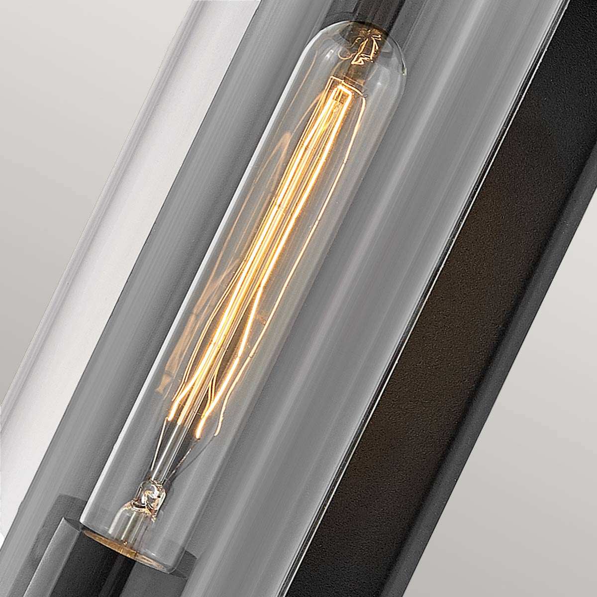 Pearson Svart utelampa från Elstead Lighting - Tillverkad av aluminium, m&auml;ssing och glas, erbjuder den en robust och h&ouml;gkvalitativ konstruktion med en vacker texturerad svart finish.
