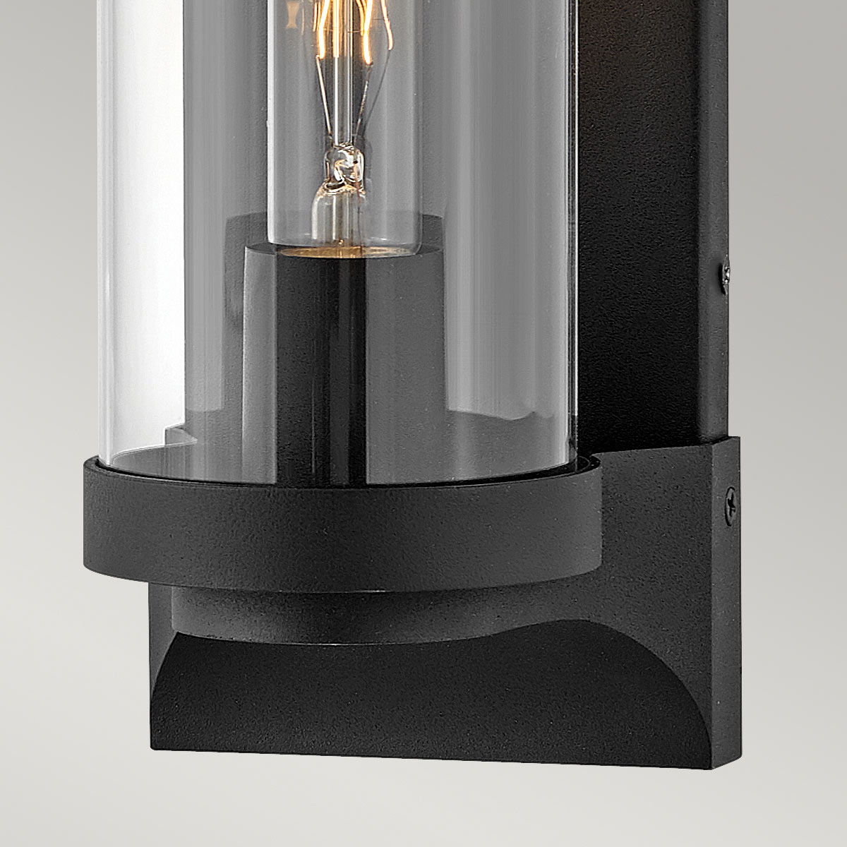 Pearson Svart utelampa från Elstead Lighting - Tillverkad av aluminium, m&auml;ssing och glas, erbjuder den en robust och h&ouml;gkvalitativ konstruktion med en vacker texturerad svart finish.