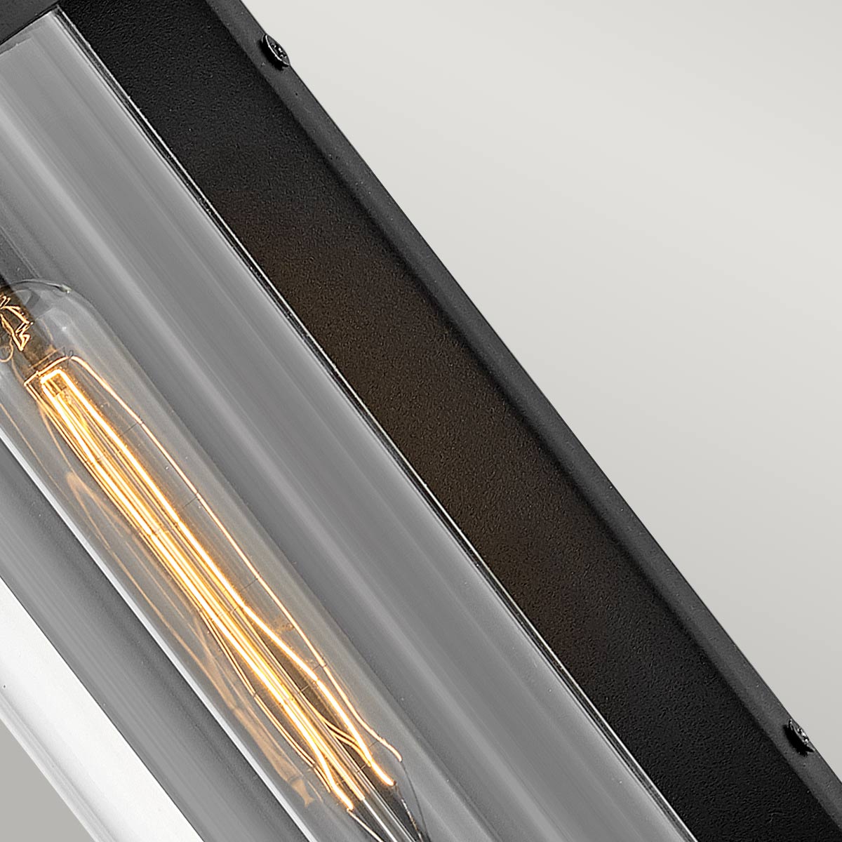 Pearson Svart utelampa från Elstead Lighting - Tillverkad av aluminium, m&auml;ssing och glas, erbjuder den en robust och h&ouml;gkvalitativ konstruktion med en vacker texturerad svart finish.