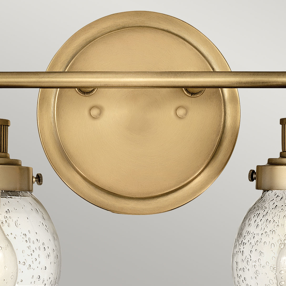 Poppy 37cm Mässing badrumslampa från Elstead Lighting - Poppy &auml;r en elegant och charmig badrumslampa som kombinerar klassisk design med modern funktionalitet.