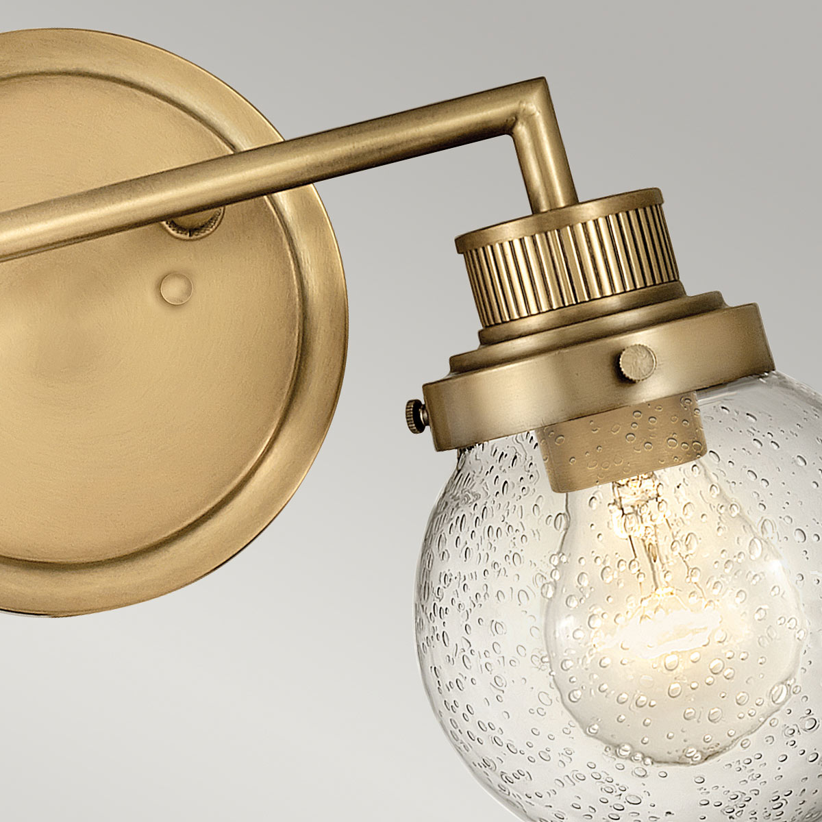 Poppy 37cm Mässing badrumslampa från Elstead Lighting - Poppy &auml;r en elegant och charmig badrumslampa som kombinerar klassisk design med modern funktionalitet.