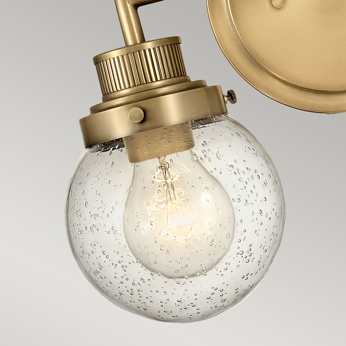 Poppy 37cm Mässing badrumslampa från Elstead Lighting - Poppy &auml;r en elegant och charmig badrumslampa som kombinerar klassisk design med modern funktionalitet.