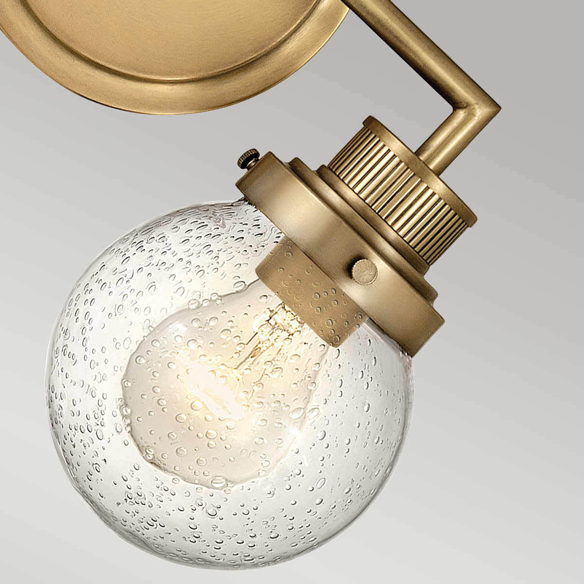Poppy 37cm Mässing badrumslampa från Elstead Lighting - Poppy &auml;r en elegant och charmig badrumslampa som kombinerar klassisk design med modern funktionalitet.