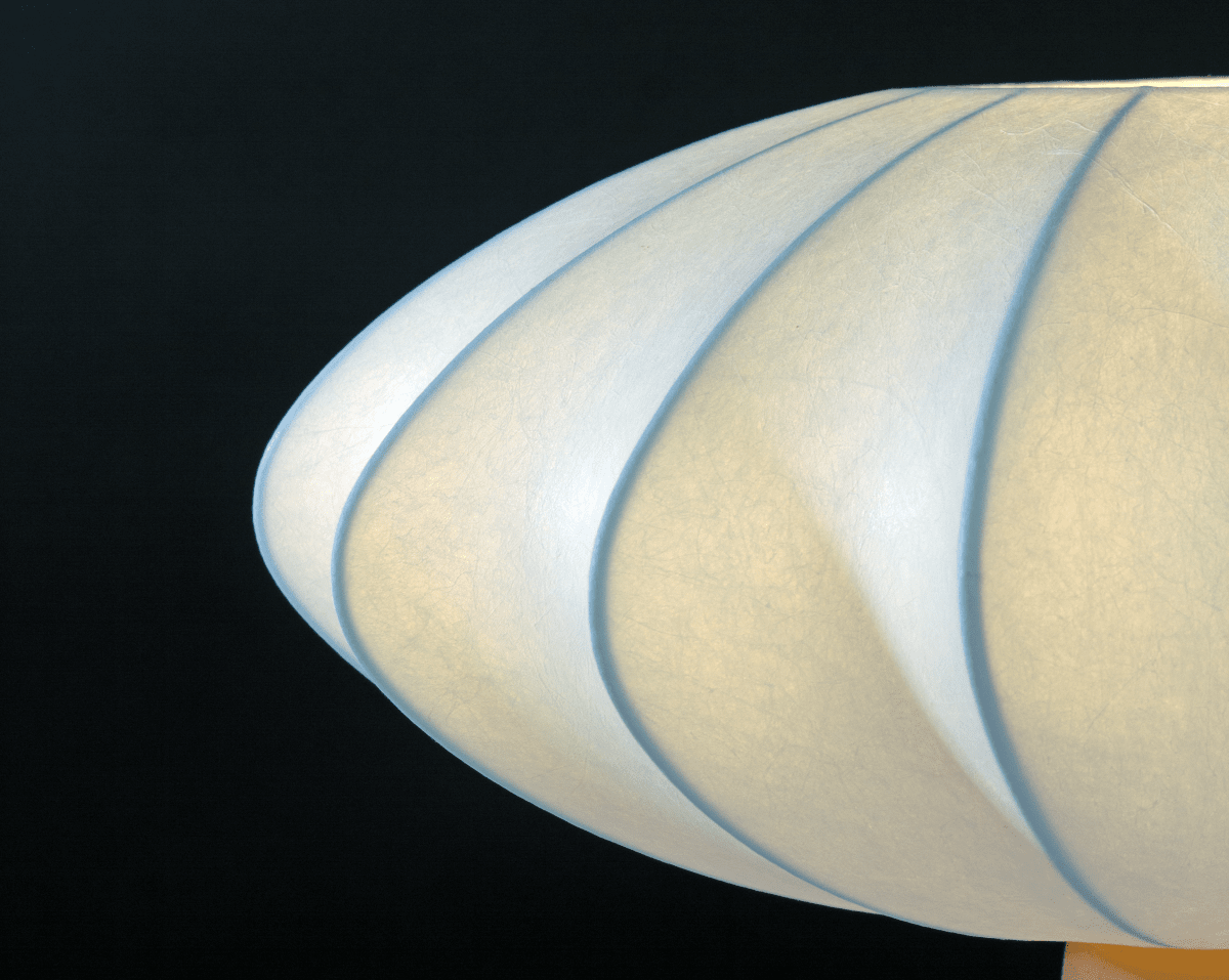 Madison 35cm Beige bordslampa från Aneta Lighting - Den gener&ouml;sa sk&auml;rmen i konstsilke har en vackert b&ouml;ljande form och vilar p&aring; en n&auml;tt lampfot i metall.