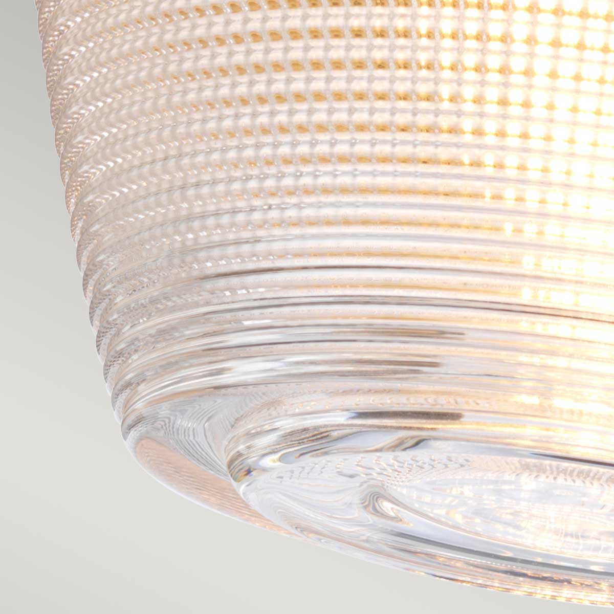 Dublin Ø18 Mässing badrumslampa från Elstead Lighting - Den kombineras med stilrena metalldetaljer i m&auml;ssingfinish f&ouml;r en modern och sofistikerad look som passar i de flesta hem.