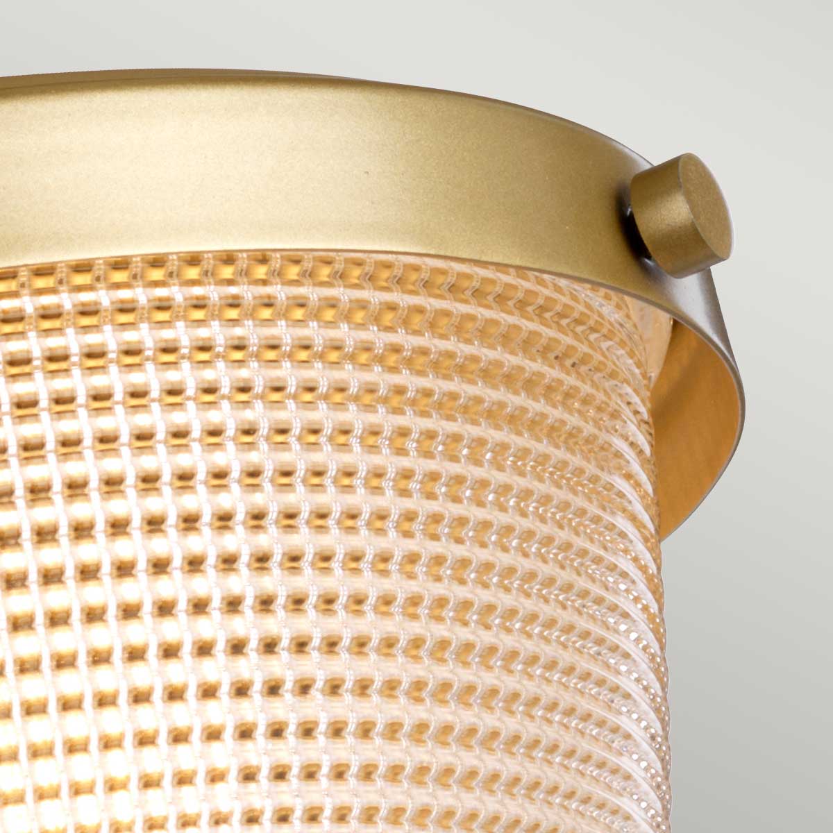 Dublin Ø18 Mässing badrumslampa från Elstead Lighting - Den kombineras med stilrena metalldetaljer i m&auml;ssingfinish f&ouml;r en modern och sofistikerad look som passar i de flesta hem.
