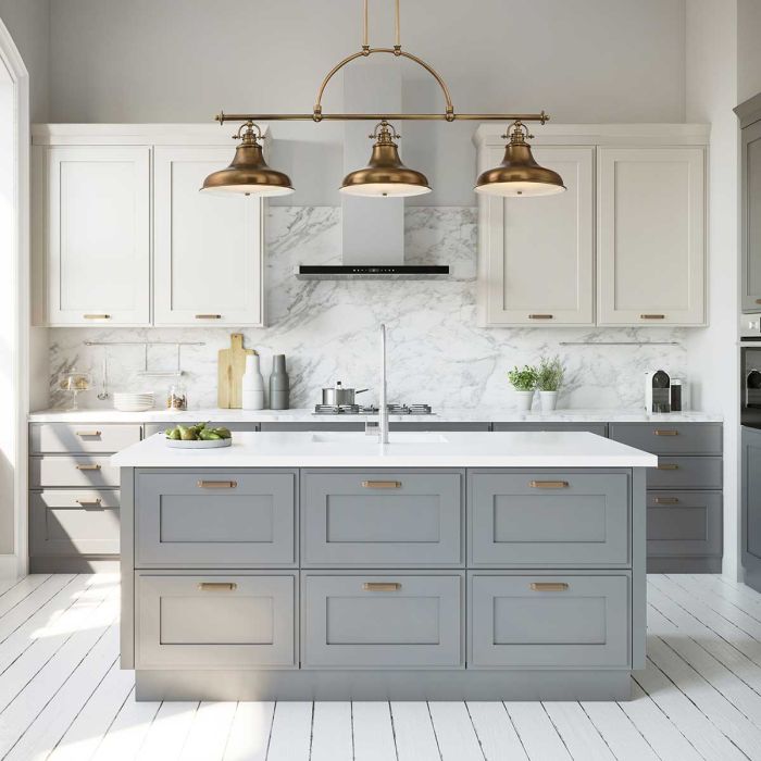 Emery 133cm Mässing taklampa från Elstead Lighting - Emery &auml;r en takpendel i klassisk Americana-stil som tillf&ouml;r en nostalgisk och elegant k&auml;nsla till hemmet.