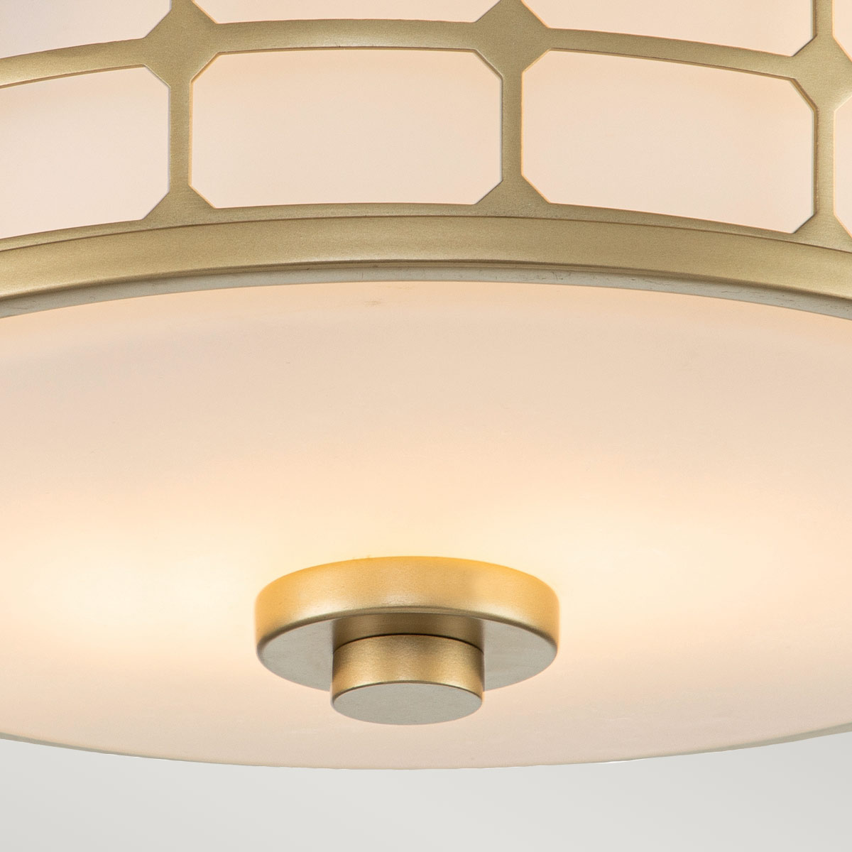 Guardian Ø35 Mässing badrumslampa från Elstead Lighting - M&auml;ssingfinishen och den geometriska ramen ger lampan ett elegant utseende, medan opalglaset sprider ett behagligt och mjukt ljus.