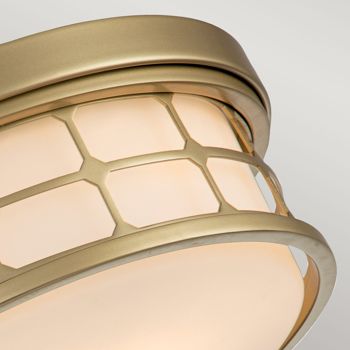 Guardian Ø35 Mässing badrumslampa från Elstead Lighting - M&auml;ssingfinishen och den geometriska ramen ger lampan ett elegant utseende, medan opalglaset sprider ett behagligt och mjukt ljus.