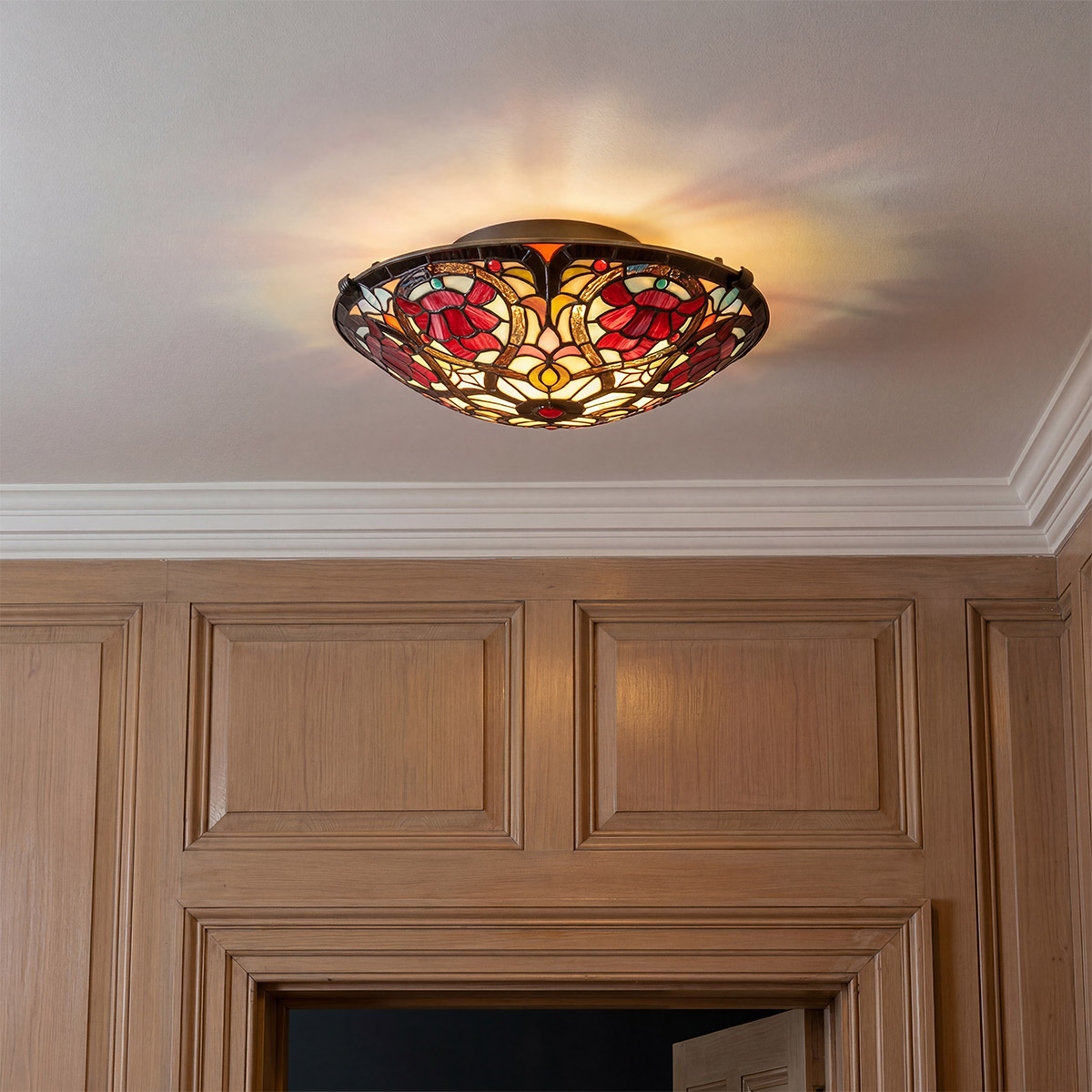 Larissa Ø42 Flerfärgad från Elstead Lighting - Larissa &auml;r en dekorativ plafond i klassisk Tiffany-stil, tillverkad av st&aring;l med en elegant finish i vintagebrons.