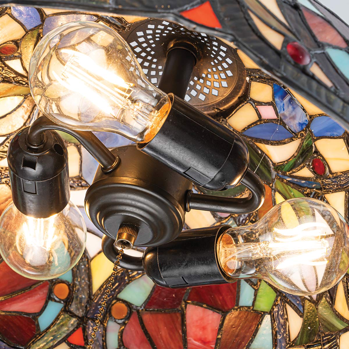 Larissa Ø38 Flerfärgad från Elstead Lighting - Larissa &auml;r en dekorativ takpendel i klassisk Tiffany-stil, tillverkad av st&aring;l med en vacker finish i vintagebrons.